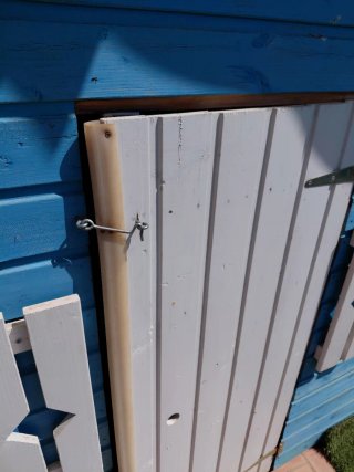 Casita de madera azul y blanca