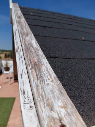 Casita de madera azul y blanca