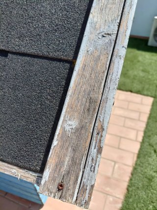 Casita de madera azul y blanca