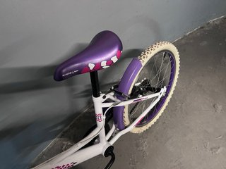 Bicicleta infantil 20 blanca y morada