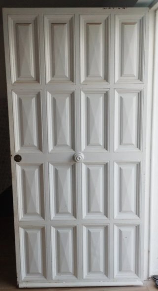 Puerta de hierro blanca