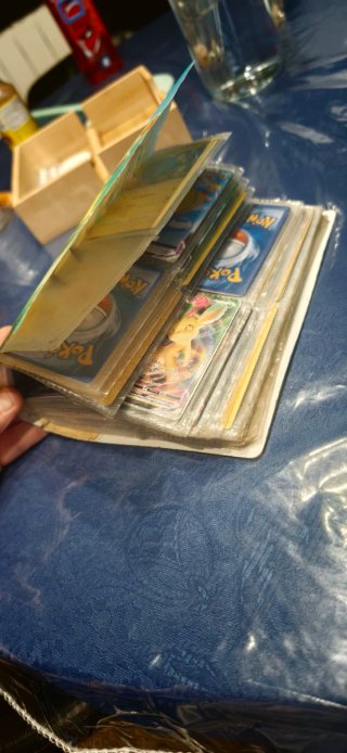 Álbum de cartas Pokémon con varias cartas