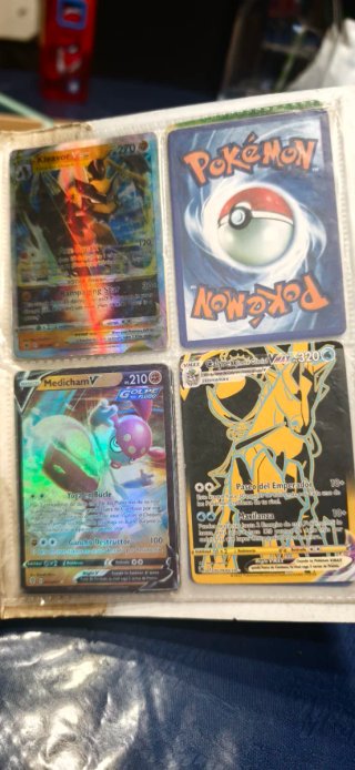 Álbum de cartas Pokémon con varias cartas