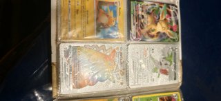 Álbum de cartas Pokémon con varias cartas