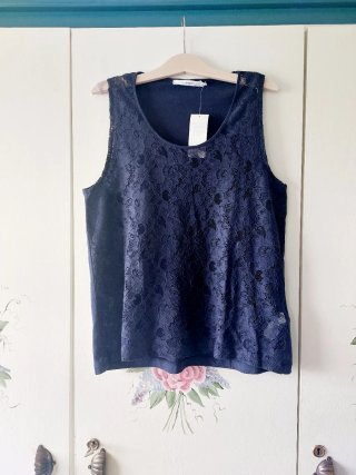 Camiseta de encaje azul marino