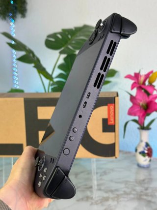 Lenovo Legion Go Z1 Extreme, console portatile con 512GB e potente processore