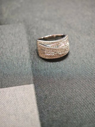 Anillo plateado con diseño de tiras