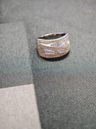 Anillo plateado con diseño de tiras