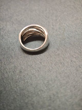Anillo plateado con diseño de tiras