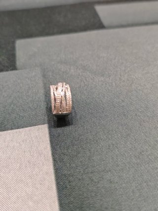 Anillo plateado con diseño de tiras