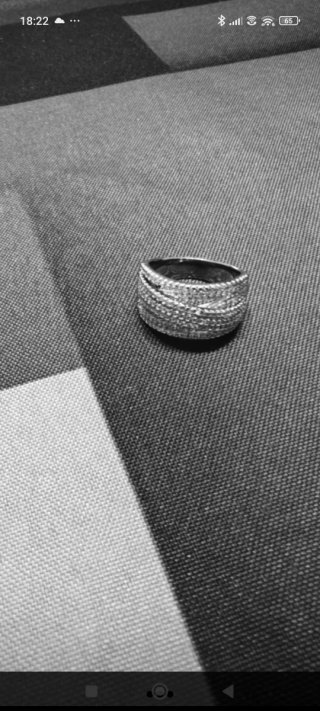 Anillo plateado con diseño de tiras