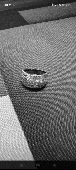 Anillo plateado con diseño de tiras