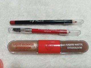 Lote Maquillaje Deliplus: Sombras, Brocha, Labial