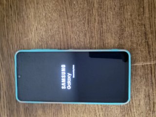 Cover Samsung A06 Celeste e Telefono Bianco