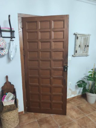Puerta de madera maciza (sin marco)