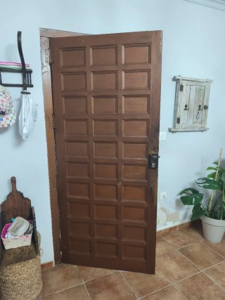 Puerta de madera maciza (sin marco)
