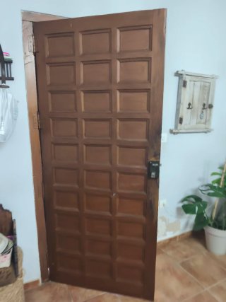 Puerta de madera maciza (sin marco)