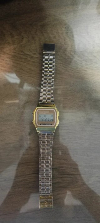Reloj dorado estilo retro