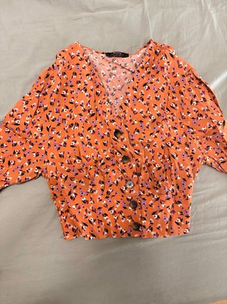 Camisa Bershka floral naranja y morada T.XS