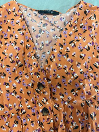 Camisa Bershka floral naranja y morada T.XS