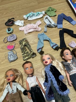 Lote Bratz Muñecas y Ropa