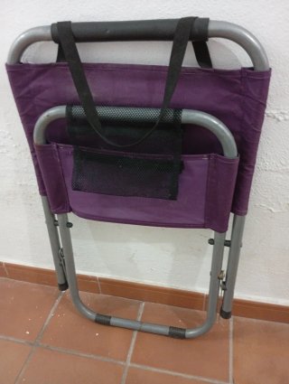 Silla de playa plegable y de metal morada