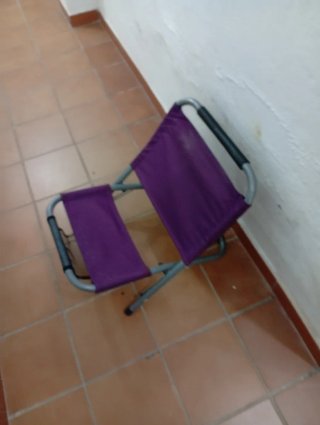 Silla de playa plegable y de metal morada