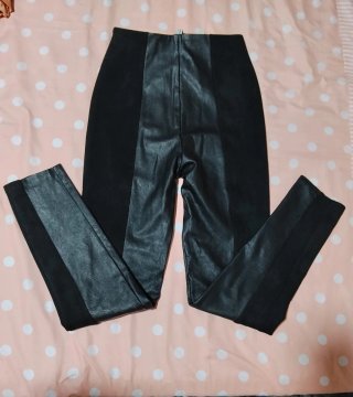 Pantalón efecto piel negro