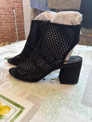 Sandalias negras caladas tacón ancho