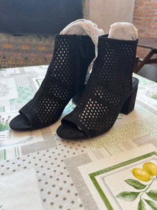 Sandalias negras caladas tacón ancho