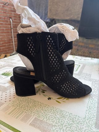 Sandalias negras caladas tacón ancho