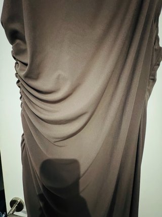 Vestido midi drapeado Zara color visón