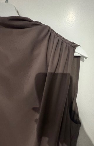 Vestido midi drapeado Zara color visón