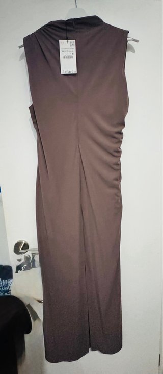 Vestido midi drapeado Zara color visón