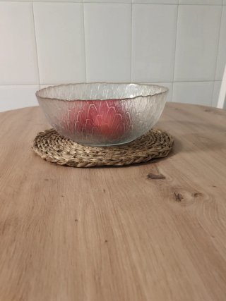 Frutero de cristal con base de mimbre