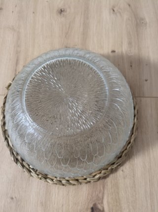 Frutero de cristal con base de mimbre