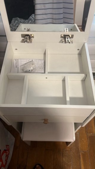 Tocador blanco con espejo y taburete
