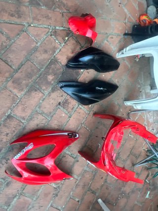 Plásticos Moto Negro y Rojo rotos