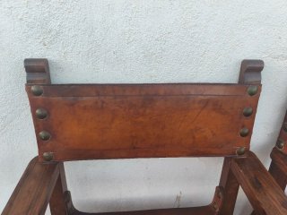 Sillas antiguas de cuero y madera