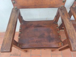 Sillas antiguas de cuero y madera