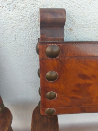 Sillas antiguas de cuero y madera