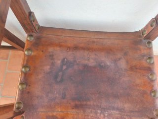 Sillas antiguas de cuero y madera