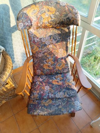 Mecedora de madera con tapicería floral