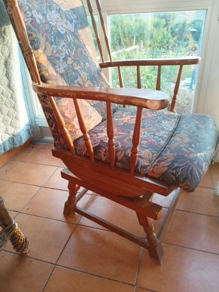 Mecedora de madera con tapicería floral