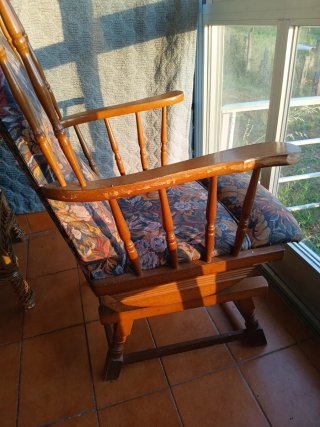 Mecedora de madera con tapicería floral