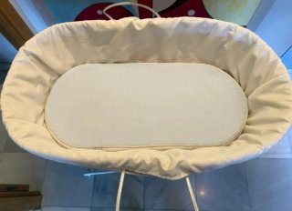 Moisés Cesta Mimbre con Soporte