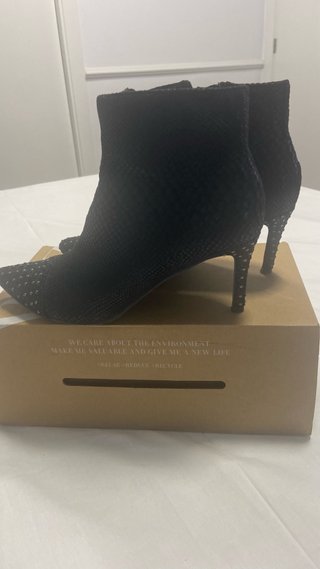 Botines negros con tachuelas