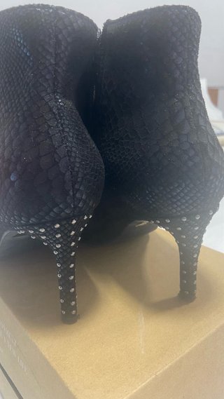 Botines negros con tachuelas