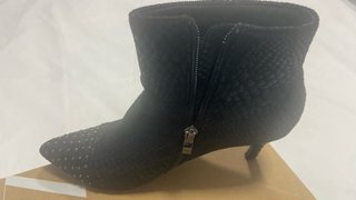 Botines negros con tachuelas
