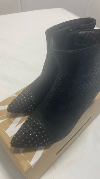Botines negros con tachuelas